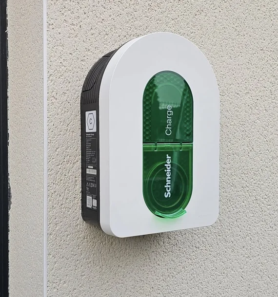 Borne Schneider Charge fixée sur une façade
