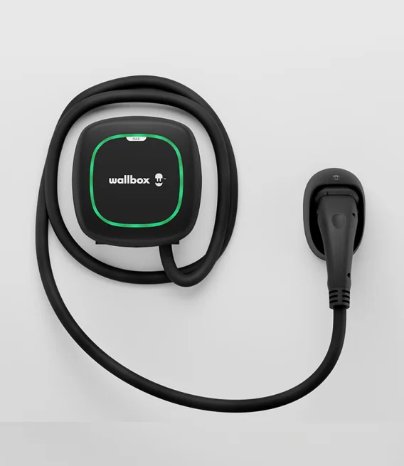 Borne Wallbox Max avec son câble attaché et son connecteur Type 2