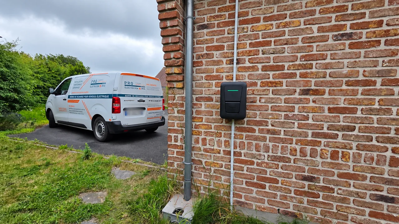 Borne Hager Witty One installée sur un mur à Esquelbecq