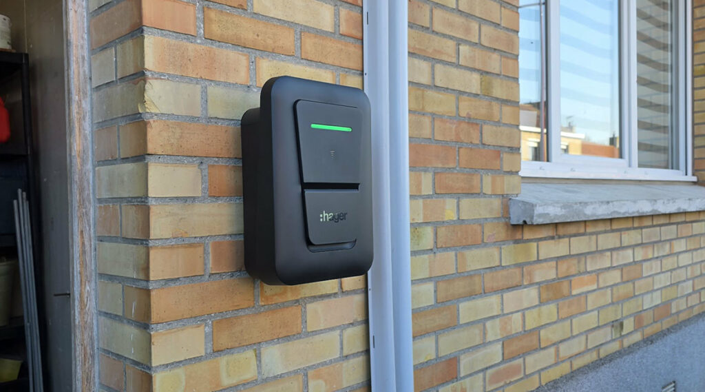 Chantier installation borne de recharge Hager Witty One à Bierne