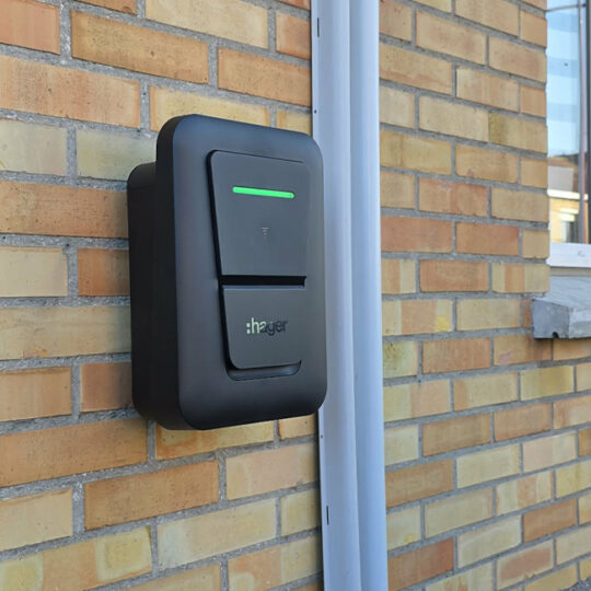Chantier installation borne de recharge Hager Witty One à Bierne