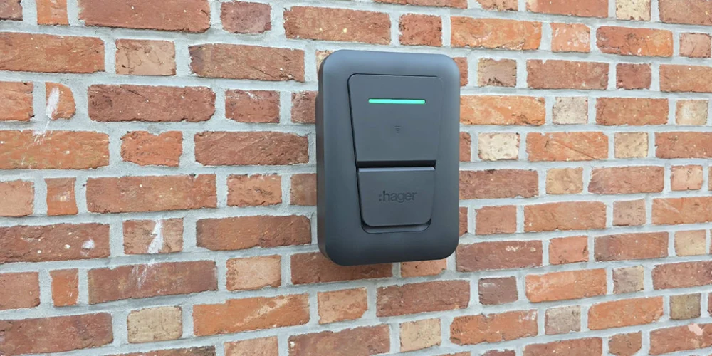 Borne Hager Witty One installée sur un mur en briques à Comines