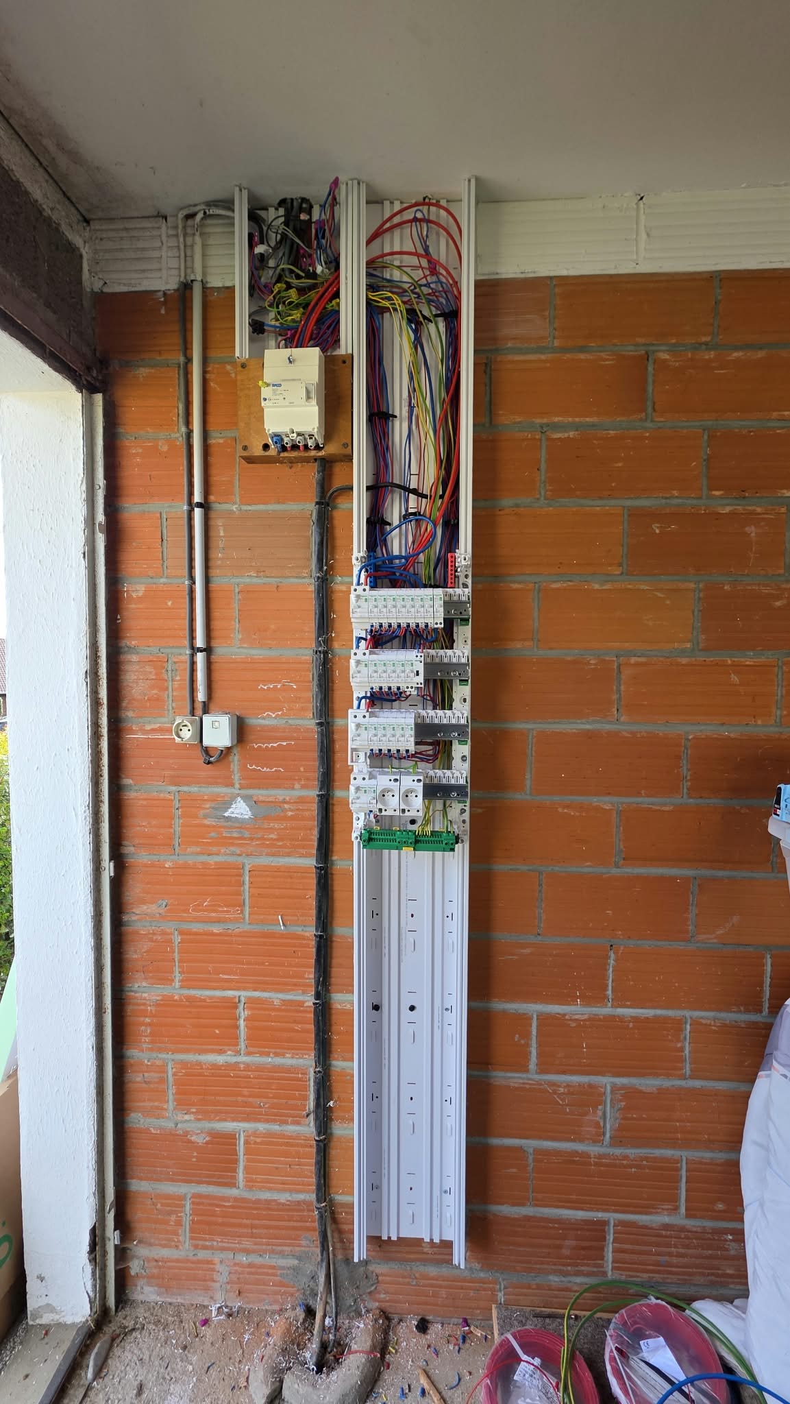 Câblage du nouveau tableau triphasé pendant les travaux