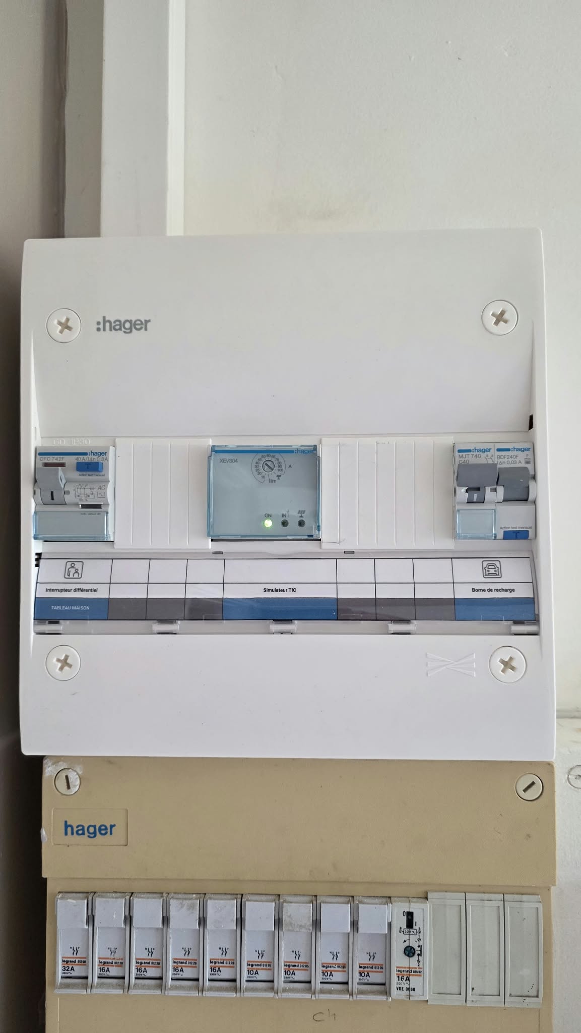 Simulateur TIC Hager XEV304 et protections repérées dans le coffret à Esquelbecq