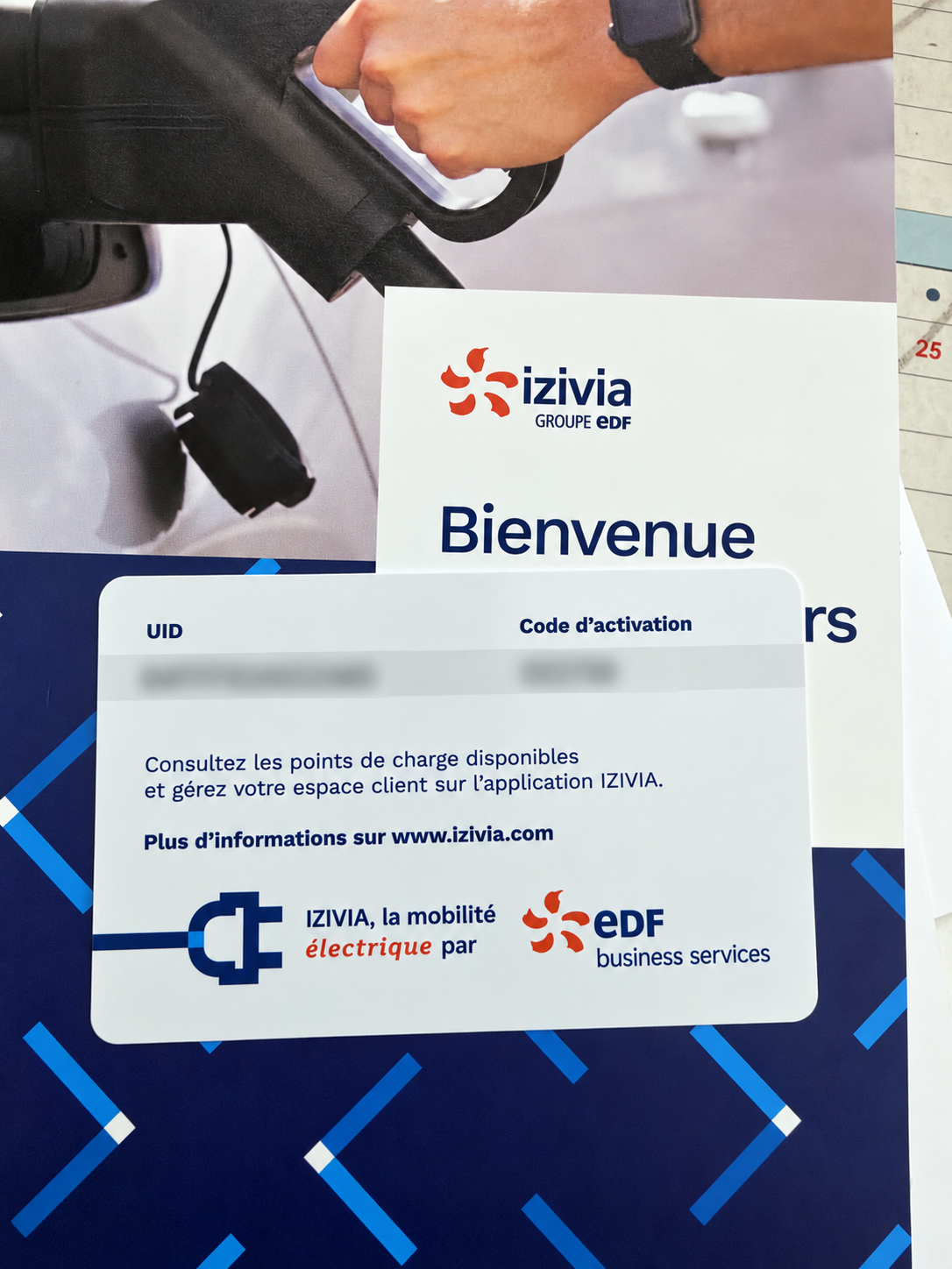 Support de bienvenue IZIVIA pour le suivi des recharges, identifiants masqués