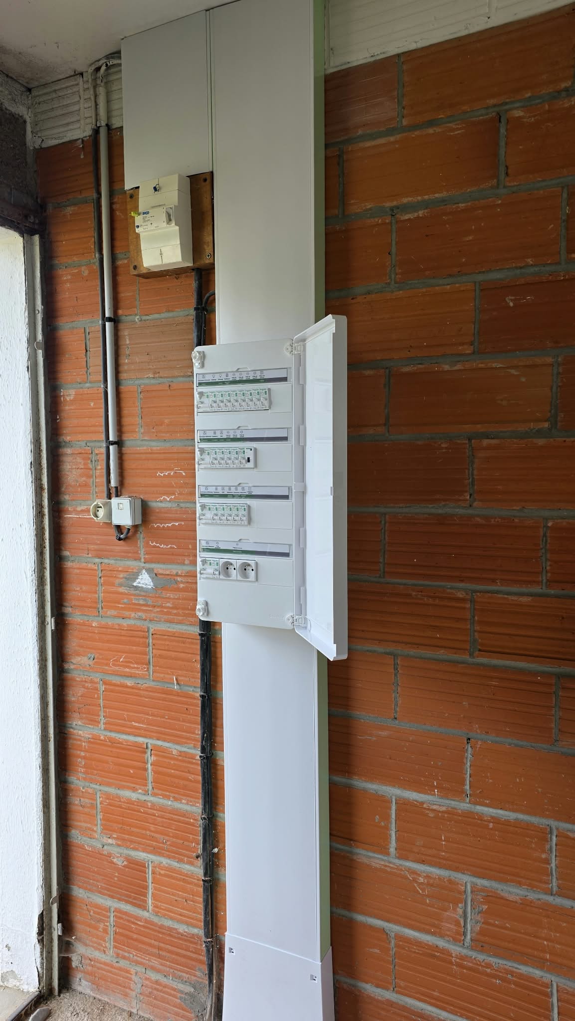 Nouveau tableau électrique installé sur sa goulotte à Bergues