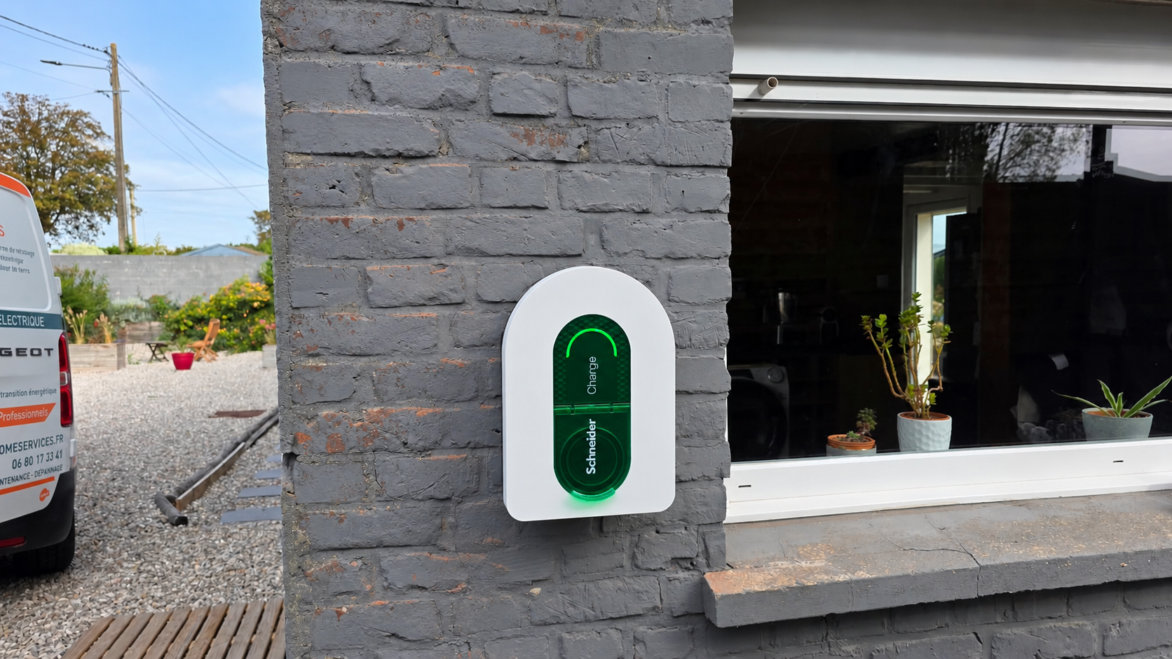 Borne Schneider Charge installée sur une façade à Wormhout